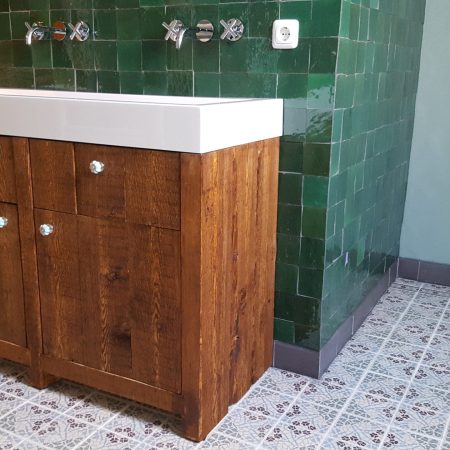 Donkergroene zelliges badkamer